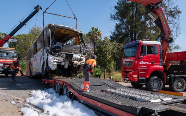 Así ha quedado el autobús tras el accidente ocurrido en la localidad de Almonte. Así ha quedado el autobús tras el accidente ocurrido en la localidad de Almonte.