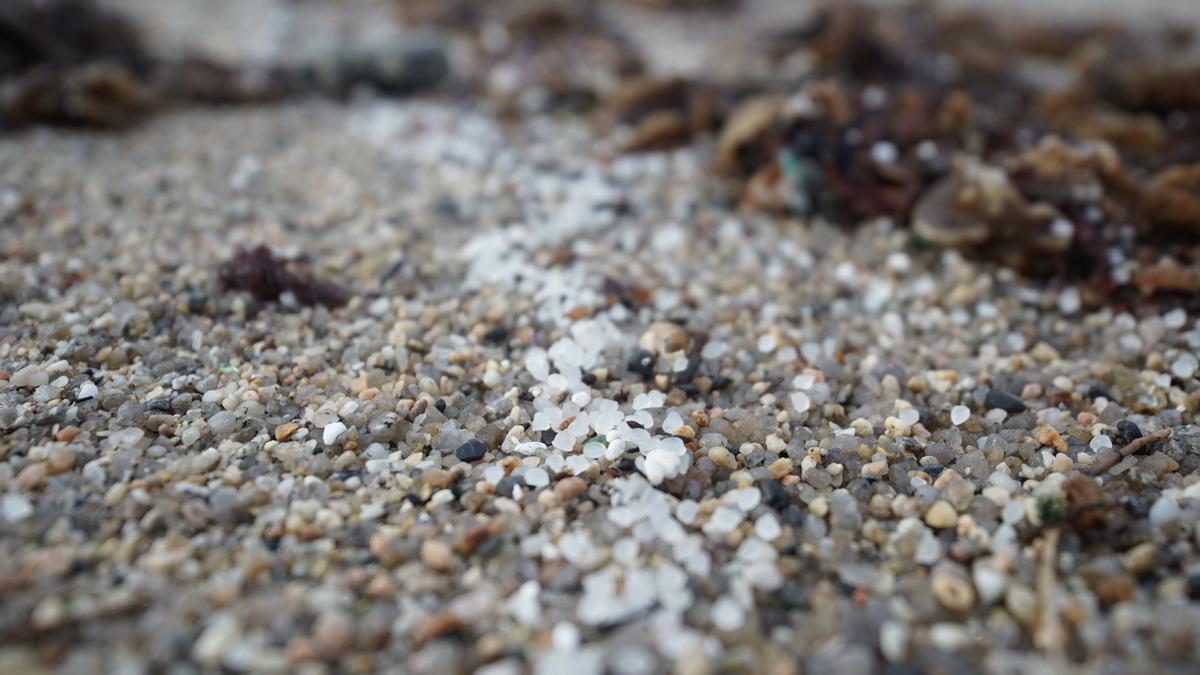Pellets de plástico en la playa de Sabón