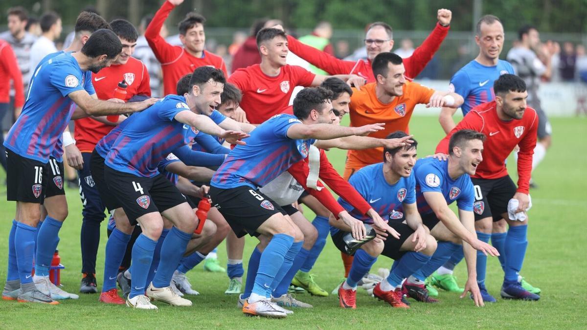 Los jugadores del Leioa celebran la clasificación a la tercer ronda del play-off tras apear al Deusto