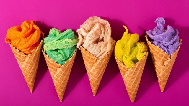 Conos de barquillo para helado con telas en su interior.