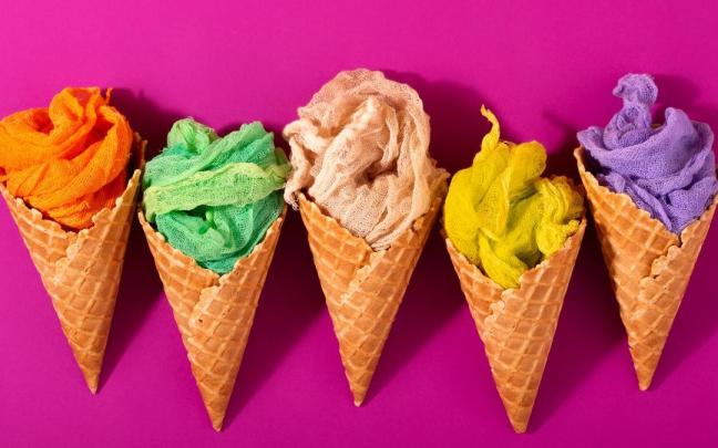 Conos de barquillo para helado con telas en su interior.