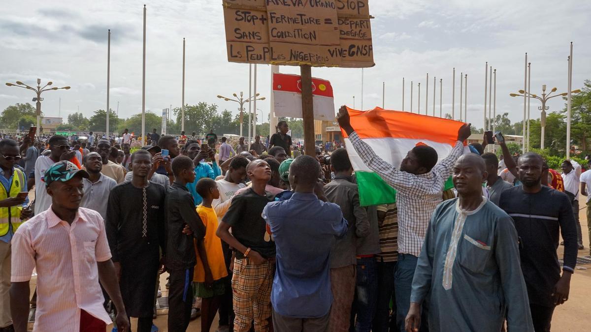 Miles de manifestantes reunidos para mostrar su apoyo a los golpistas en Níger.
