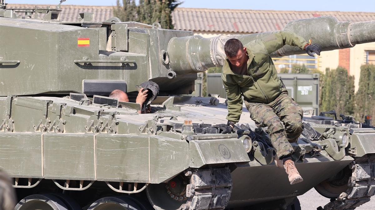 Un militar ucraniano subido en uno de los carros de combate Leopard 2A4 durante la presentación de la formación de las Fuerzas Armadas españolas.