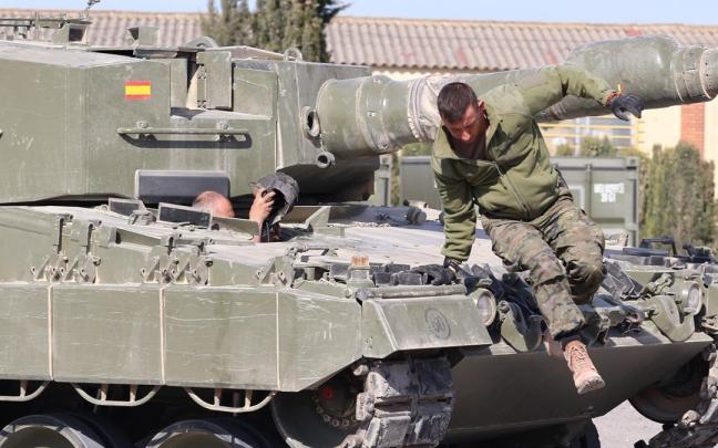 Un militar ucraniano subido en uno de los carros de combate Leopard 2A4 durante la presentación de la formación de las Fuerzas Armadas españolas. / EP Un militar ucraniano subido en uno de los carros de combate Leopard 2A4 durante la presentación de la formación de las Fuerzas Armadas españolas.