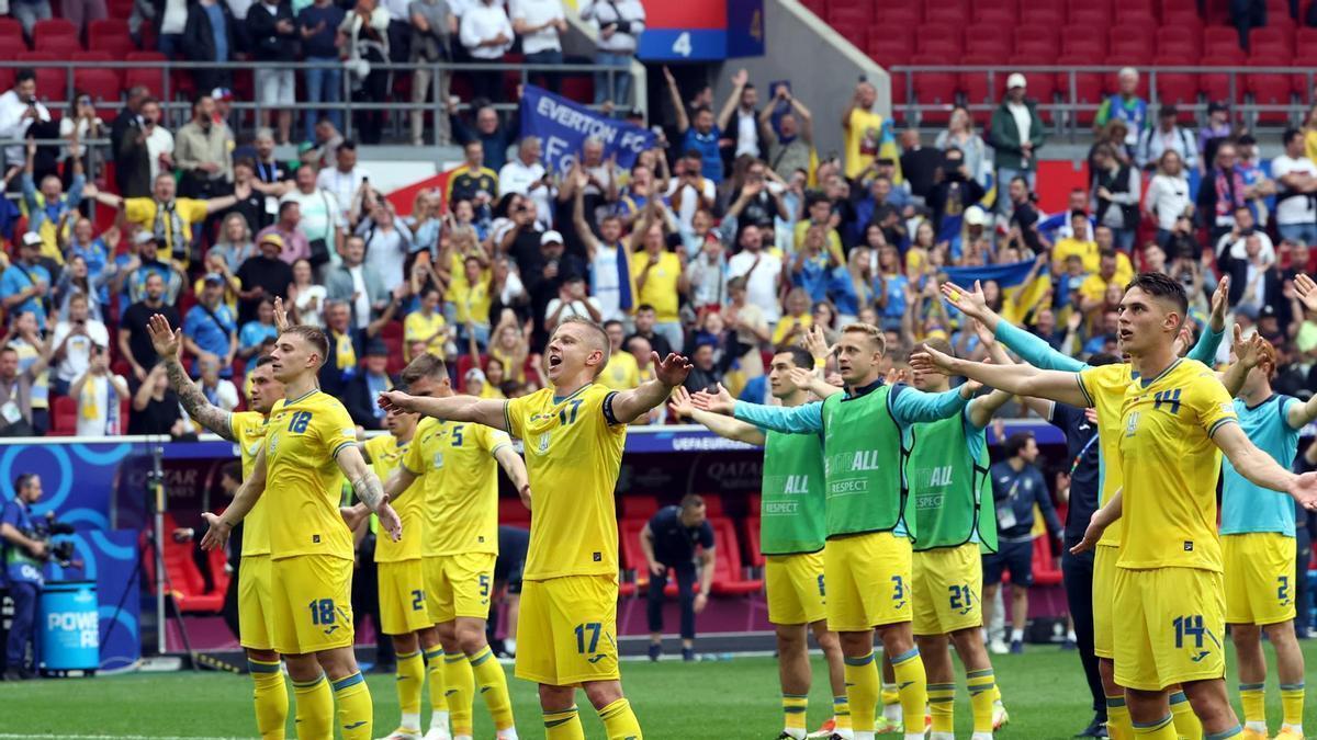 Los jugadores de Ucrania celebran su triunfo ante Eslovaquia.