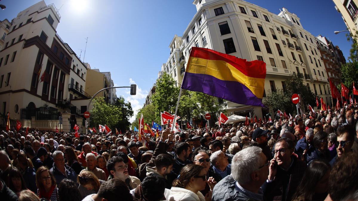 Concentración de apoyo a Sánchez frente a Ferraz, este sábado.