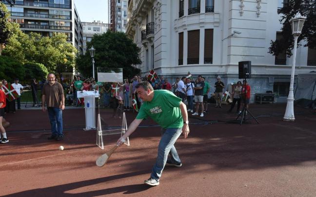 El candidato del PNV por Bizkaia, Aitor Esteban, en el acto por la oficialidad de las selecciones