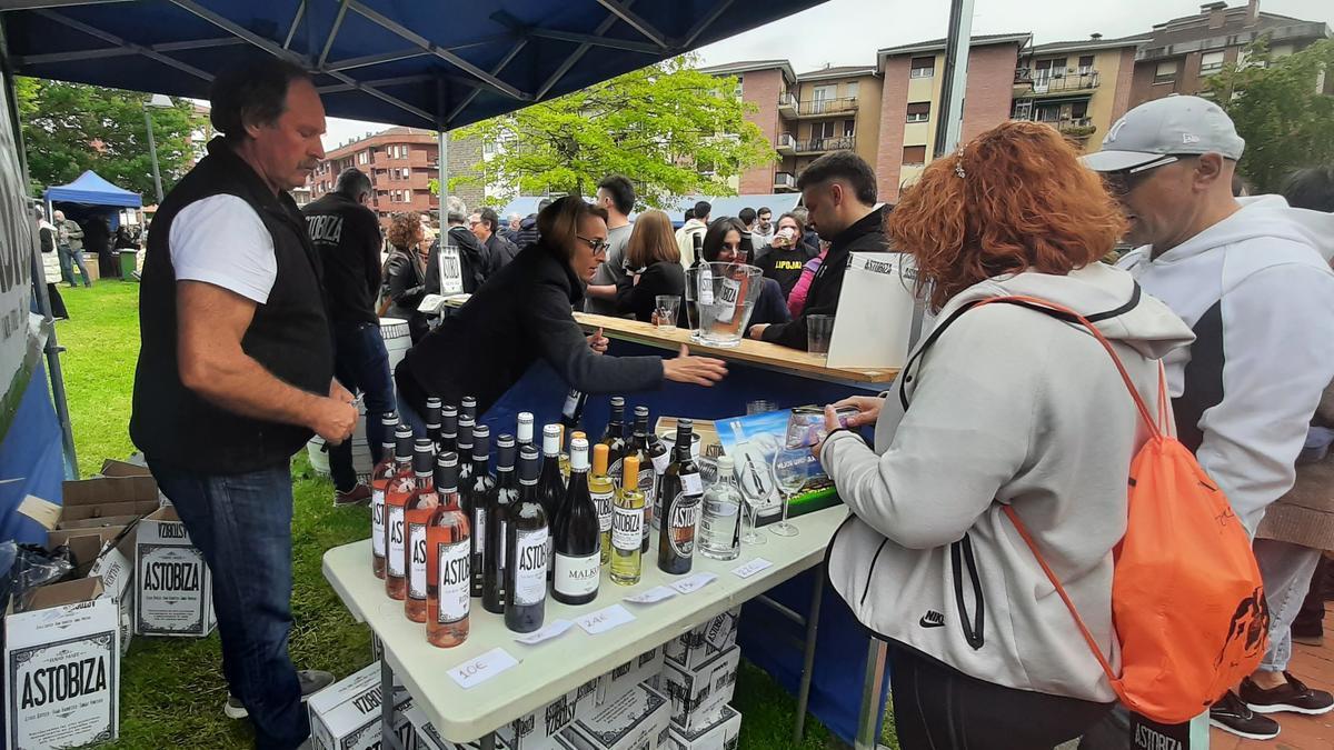 Stand de la bodega Astobiza de Okondo el el Txakolin Eguna de Amurrio