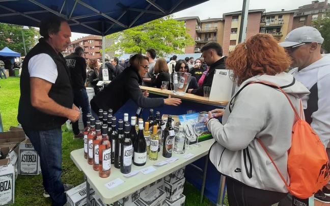 Stand de la bodega Astobiza de Okondo el el Txakolin Eguna de Amurrio