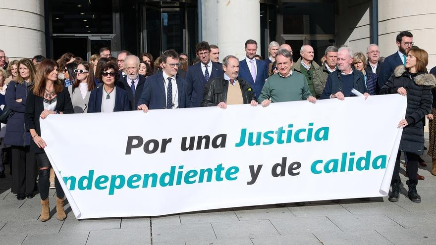 Concentración de jueces y funcionarios de Justicia ante la Audiencia de Nafarroa contra la amnistía.