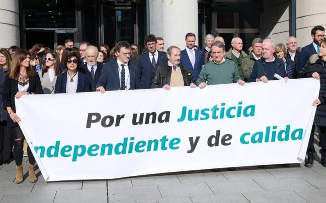 Concentración de jueces y funcionarios de Justicia ante la Audiencia de Nafarroa contra la amnistía.