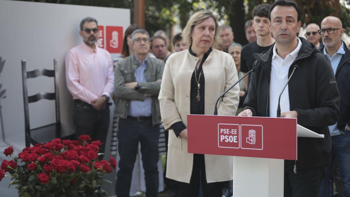 El vicelehendakari segundo, el socialista Mikel Torres, este sábado en Portugalete en el 39º aniversario del atentado contra la Casa del Pueblo