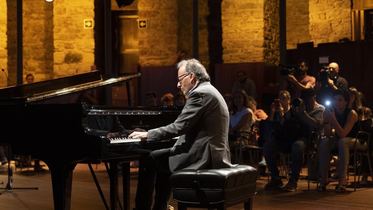 El pianista Iñaki Salvador acompañará a la mezzosoprano Ainhoa Zubillaga y al barítono Juan Laboreria en el convento de Santa Cruz.