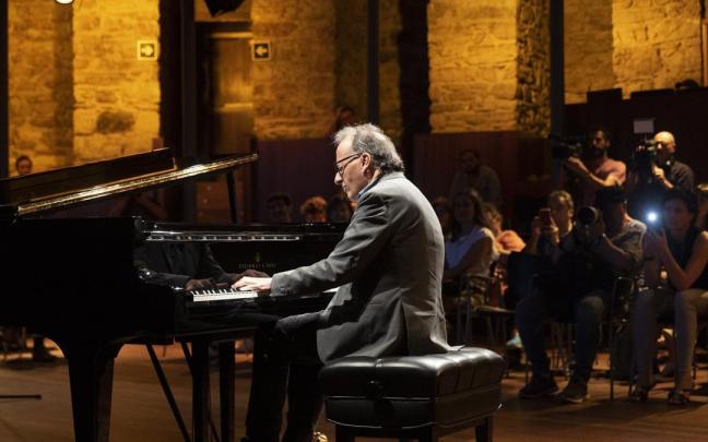 El pianista Iñaki Salvador acompañará a la mezzosoprano Ainhoa Zubillaga y al barítono Juan Laboreria en el convento de Santa Cruz.
