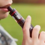 Los jóvenes empiezan a fumar utilizando cigarrillos electrónicos