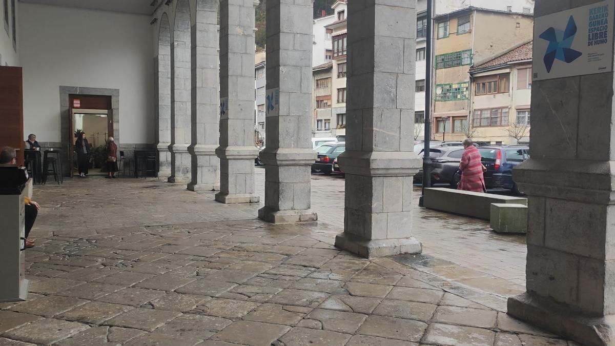 El pórtico de Aita Agirre y su entorno acogerán a varios puestos que hasta hace unas semanas atendían a sus clientes en la plaza del Mercado.