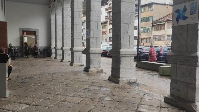 El pórtico de Aita Agirre y su entorno acogerán a varios puestos que hasta hace unas semanas atendían a sus clientes en la plaza del Mercado.