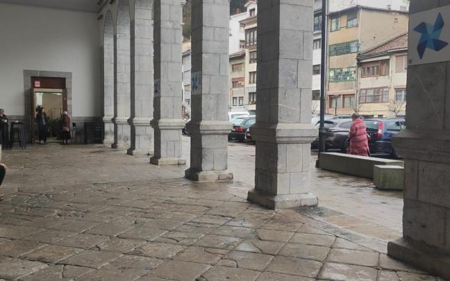 El pórtico de Aita Agirre y su entorno acogerán a varios puestos que hasta hace unas semanas atendían a sus clientes en la plaza del Mercado.