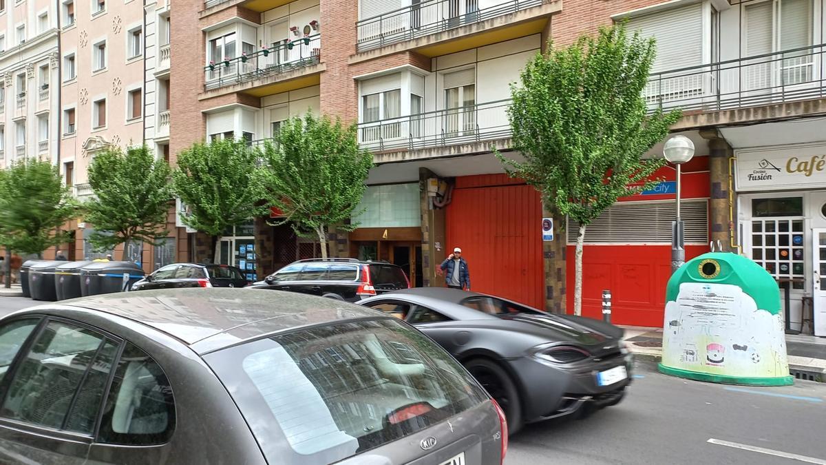 La aparición de un espectacular coche deportivo en Vitoria ha provocado que decenas de personas sacaran sus teléfonos móviles para inmortalizar el momento