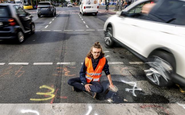 Un activista de Última Generación protesta en Berlín.