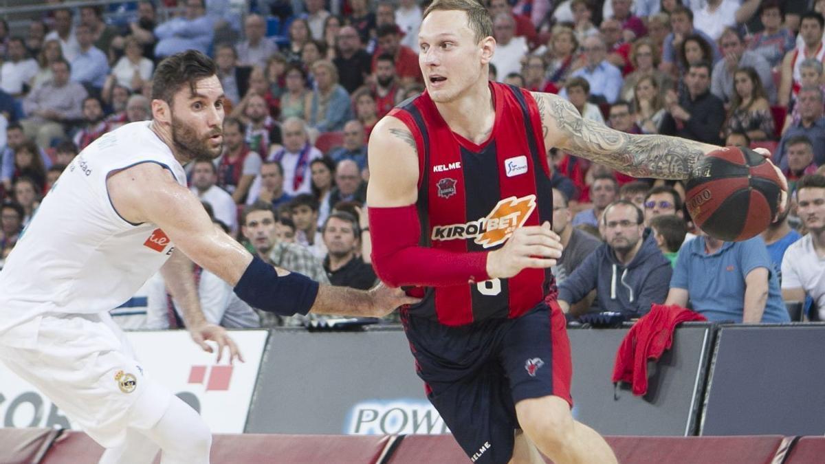 Janis Timma, encoentrado muerto en Moscú en las últimas horas, en un partido jugado con Baskonia hace siete temporadas. / ALEX LARRETXI