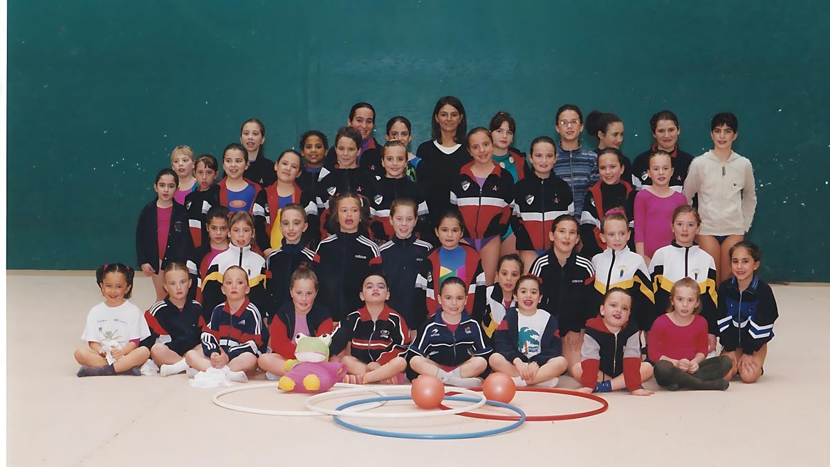 Un grupo de gimnastas en una imagen que forma parte de estos 35 años de historia.