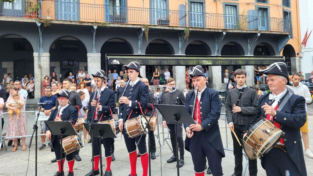 Los txistularis de Txalkor durante la interpretación del aurresku de honor de las fiestas de Andra Mari.