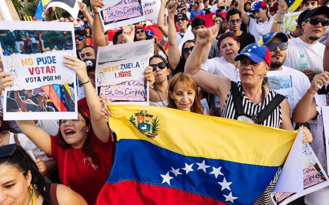 Manifestantes con pancartas durante una protesta en apoyo a la oposición venezolana.