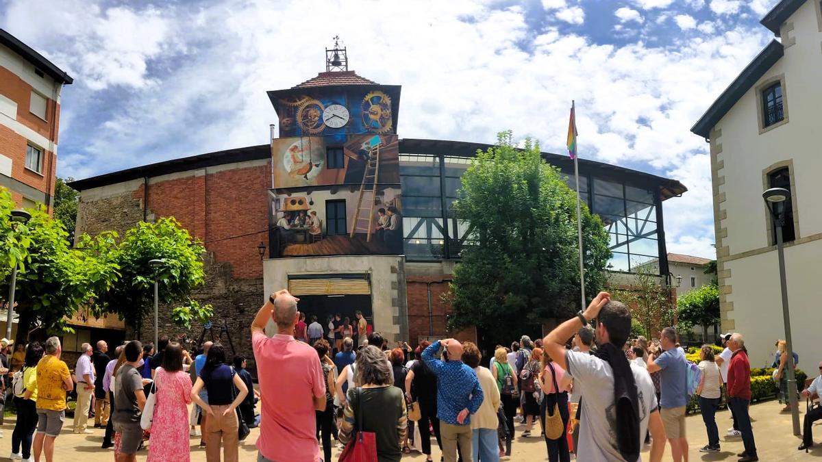 El mural de la torre del reloj de la Plaza Garai en Artziniega, fruto del primer certamen, se inauguró el 30 de junio de 2024