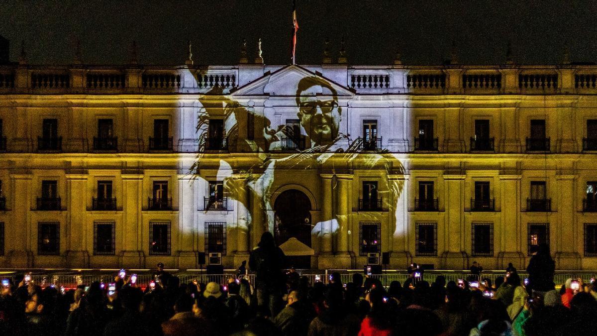 Proyección de una imagen del presidente chileno Salvador Allende sobre la fachada del Palacio de La Moneda.
