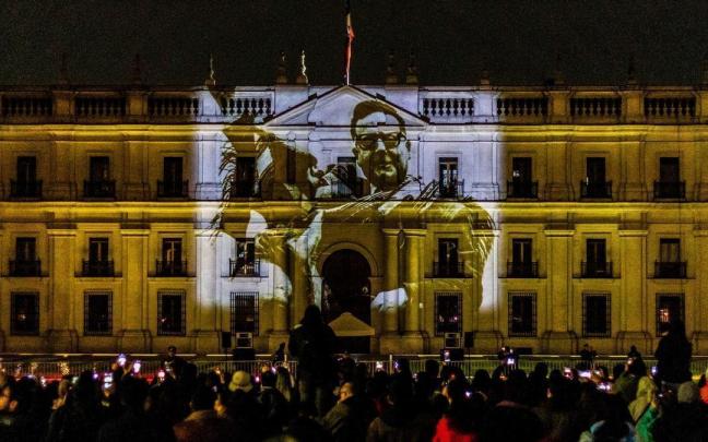 Proyección de una imagen del presidente chileno Salvador Allende sobre la fachada del Palacio de La Moneda. Proyección de una imagen del presidente chileno Salvador Allende sobre la fachada del Palacio de La Moneda.