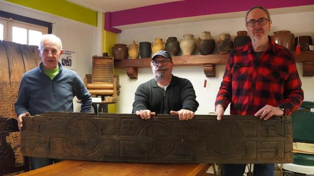 Miembros de Burdina sujetan la tabla para colgar los productos del cerdo / Aitziber Muga Miembros de Burdina sujetan la tabla para colgar los productos del cerdo