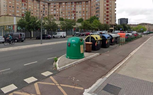 Gasteizko Udalak zebra-bideak margotuko ditu bidegorrien ondoan dauden edukiontzien irlen inguruan segurtasuna hobetzeko.