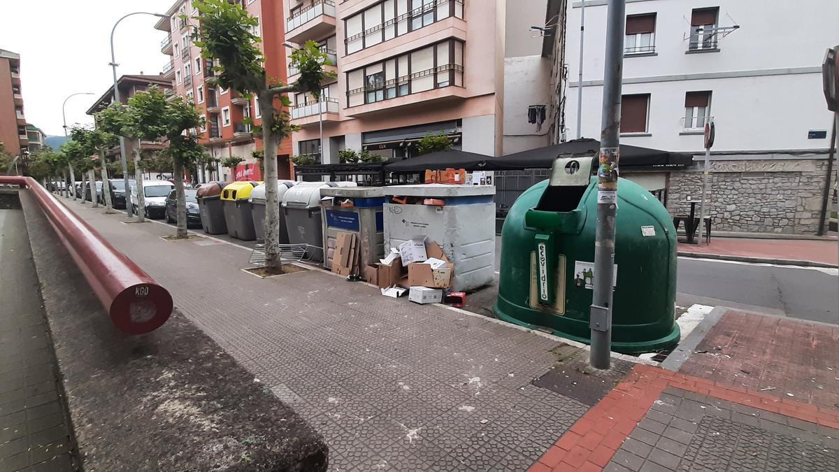 Contenedores de basura en las inmediaciones del parque Juan Urrutia de Amurrio