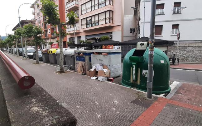 Contenedores de basura en las inmediaciones del parque Juan Urrutia de Amurrio