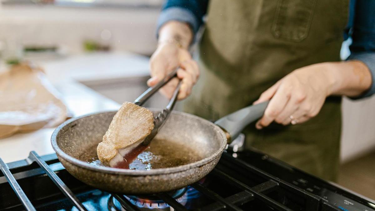 Un cocinero explica cómo hacer el pescado para que no se pegue en la sartén y quede siempre perfecto