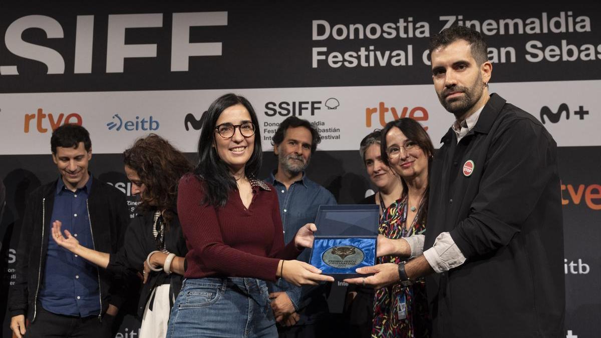 La directora Alauda Ruiz de Azua ha recibido el premio Feroz Zinemaldia por la película 'Los domingos' de manos del actor Tamar Novas.