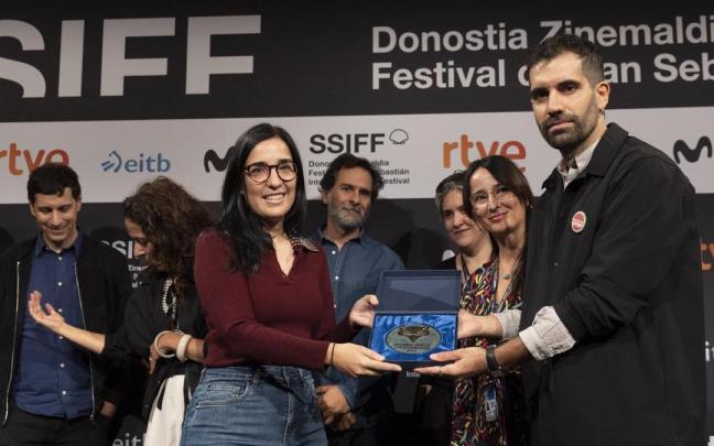 La directora Alauda Ruiz de Azua ha recibido el premio Feroz Zinemaldia por la película 'Los domingos' de manos del actor Tamar Novas.