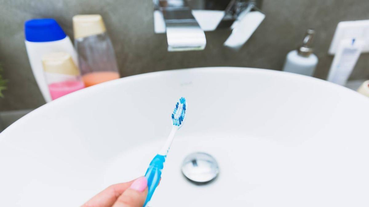 Mojar el cepillo de dientes antes de utilizarlo, ¿sí o no?