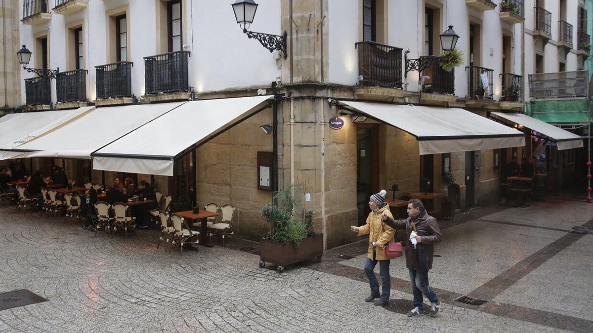 Toldos en la Parte Vieja donostiarra en una imagen de archivo