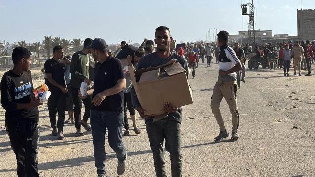 Grupos de palestinos recogen paquetes de ayuda humanitaria en uno de los puestos de la polémica Fundación Humanitaria para Gaza. / EP Grupos de palestinos recogen paquetes de ayuda humanitaria en uno de los puestos de la polémica Fundación Humanitaria para Gaza.