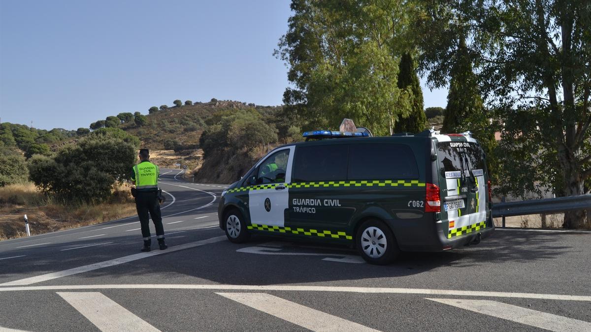 Una patrulla de la Guardia Civil. Un control de tráfico de la Guardia Civil.