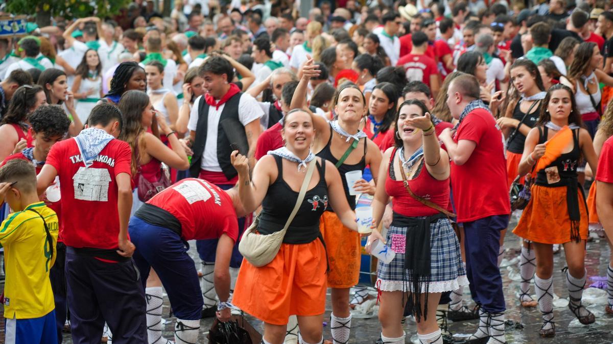 En imágenes: La bajada de Iguarrako enciende la fiesta en Amurrio