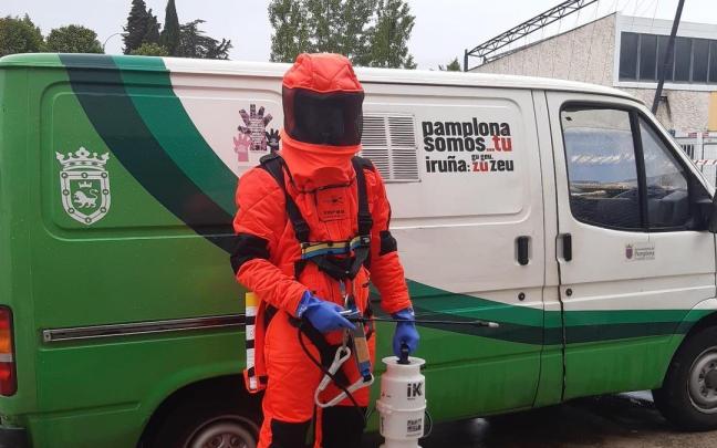 Un operario de desinfección, durante la anterior campaña. Un operario de desinfección, durante la anterior campaña.