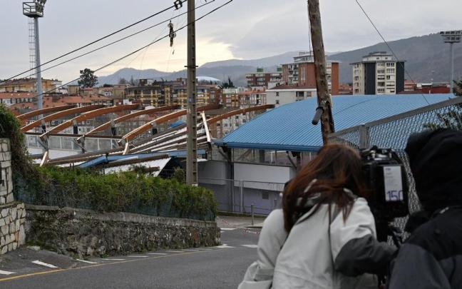 El tejado del campo San Jorge, arrancado.