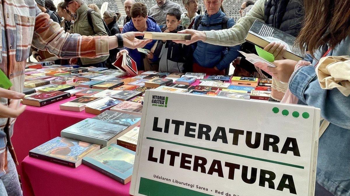 Liburuak Trukatzeko XV. Azoka egingo da urriaren 25ean eta 26an Gasteizko Iradier Arenan.