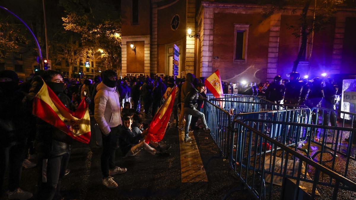 Imagen de una de las protestas convocadas ante la sede socialista de Ferraz