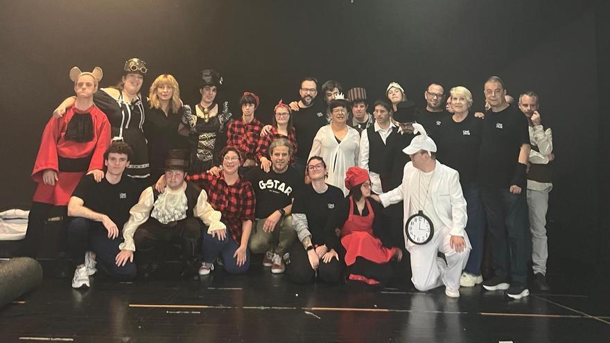 Los actores y actrices de Ezezagunok después de una de sus representaciones.