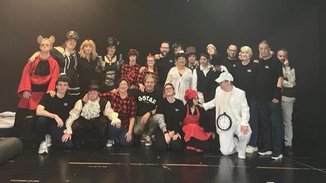 Los actores y actrices de Ezezagunok después de una de sus representaciones.