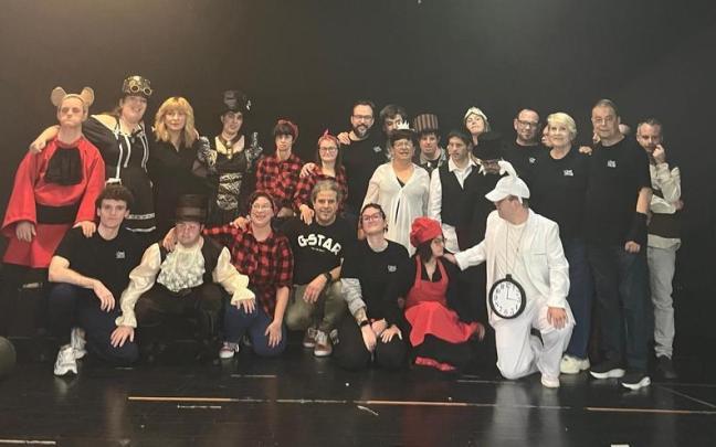 Los actores y actrices de Ezezagunok después de una de sus representaciones.